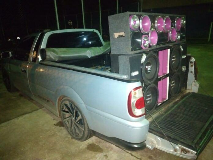Carro com som barulhento