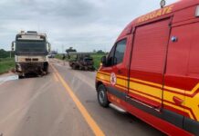 Motorista morre em acidente entre carro e carreta na BR-163