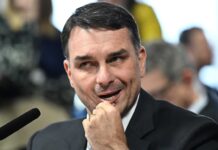Flávio Bolsonaro rechaça cenário de disputa com Tarcísio de Freitas para 2026: ‘ele é produto nosso’