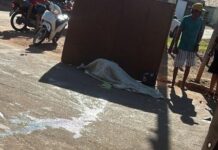 Mulher morre em batida entre motocicletas; adolescente foge sem prestar socorro