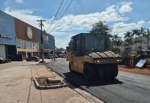Trechos da Avenida da Prainha recebem camada de asfalto especial para BRT