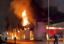 Incêndio consome depósito da Educação em VG; veja vídeos