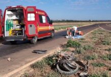 Motociclista morre ao bater na lateral de caminhão em entroncamento