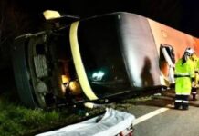 Ônibus com 37 passageiros tomba na BR-163 e deixa nove feridos onibusa capota nova mutum