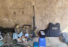 Polícia desarticula esconderijo de facção e apreende drogas, arma e dinheiro