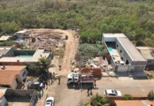 Casas com energia solar e piscinas são demolidas em área de ocupação irregular em Cuiabá