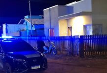 Homem é morto a tiros na frente da esposa dentro de casa em MT