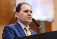 Deputado é acusado de xingar empresária de “vagabunda” e “safada” em ligação; ouça