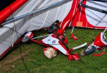 Bombeiros socorrem homem ferido em acidente com trike voador